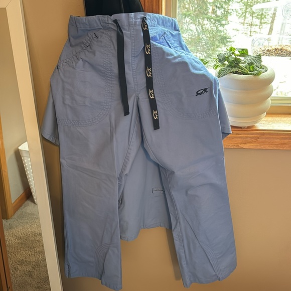 Iguana Med women’s scrub top and pants - Picture 2 of 2